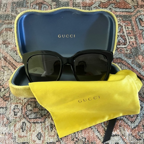 Gucci Black and Red Sunglasses - Picture 2 of 10
